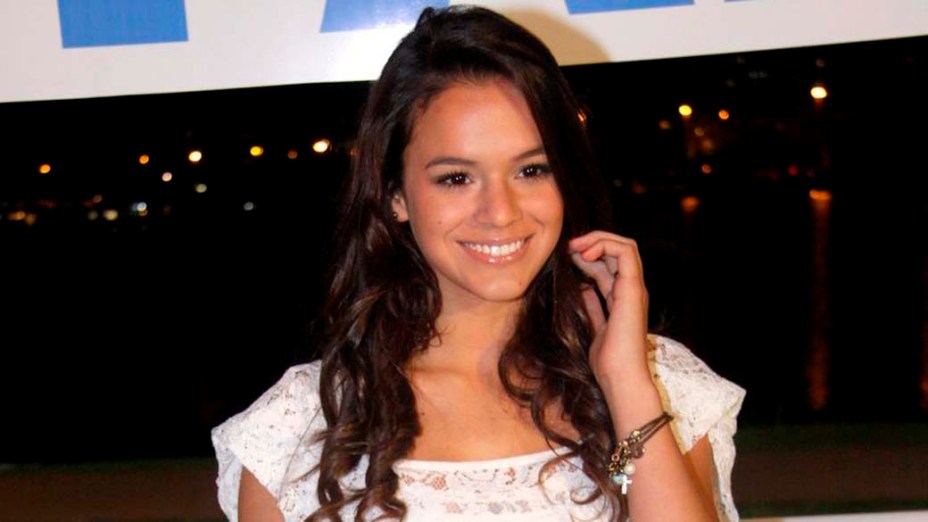 Bruna Marquezine chega para a pré-estreia do filme Os Pinguins do Papai, com Jim Carrey