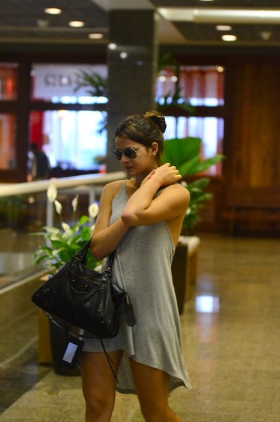 Bruna Marquezine sai de casa sem sutiã e disfarça