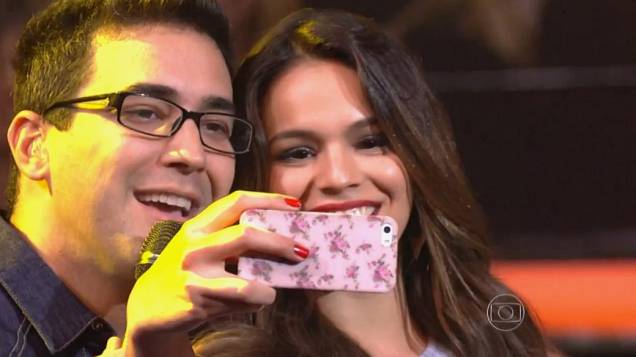 Bruna Marquezine tira selfie com André Marques