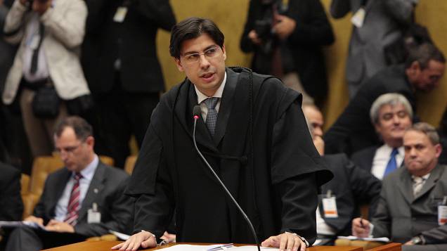 O advogado do ex-deputado Bispo Rodrigues (PL, atual PR), Bruno Alves Pereira de Mascarenhas Braga, durante sessão no Supremo Tribunal Federal (STF), em Brasília, para julgamento do mensalão
