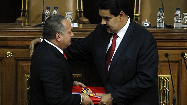 Maduro entrega relatório da gestão do governo em 2012 a presidente da Assembleia, Diosdado Cabello