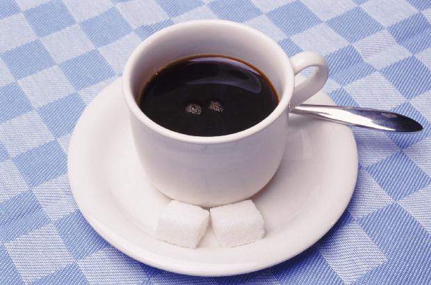 Três xícaras da café ao dia pode prolongar vida