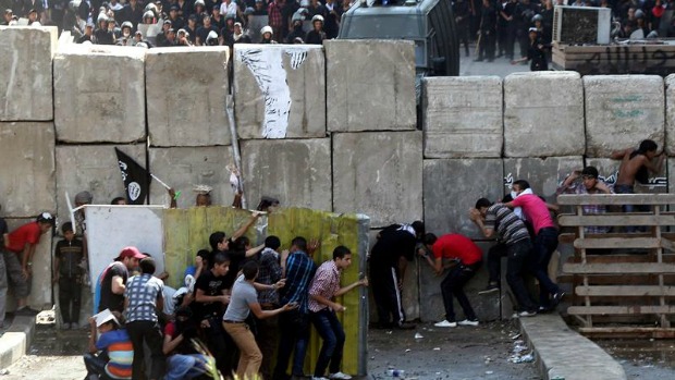 Barricada de blocos de concreto é montada em frente à embaixada americana no Cairo