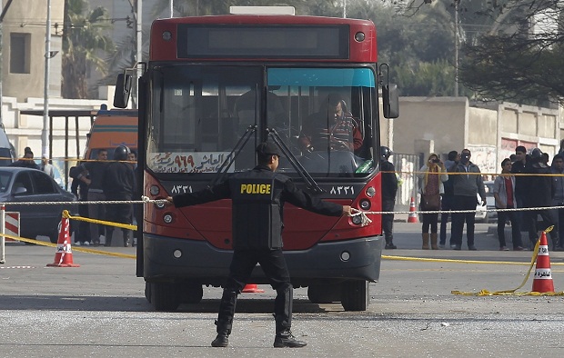 Policiais isolam local em que ônibus foi atingido por bomba no Cairo