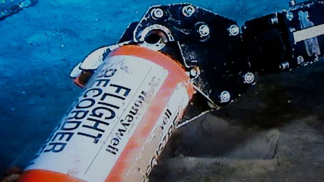 Robô submarino encontra módulo de memória da caixa preta do voo AF 447, da Air France, que caiu no oceano Atlântico em 2009