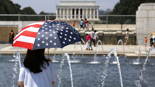 Turista tenta se esconder do sol escaldante em Washington
