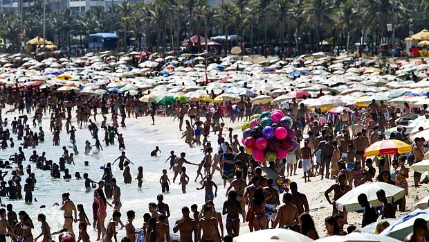 Calor intenso atrai multidão para as praias cariocas