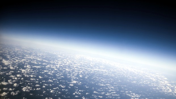 A camada de ozônio protege a superfície da Terra da radiação ultravioleta emitida pelos raios solares