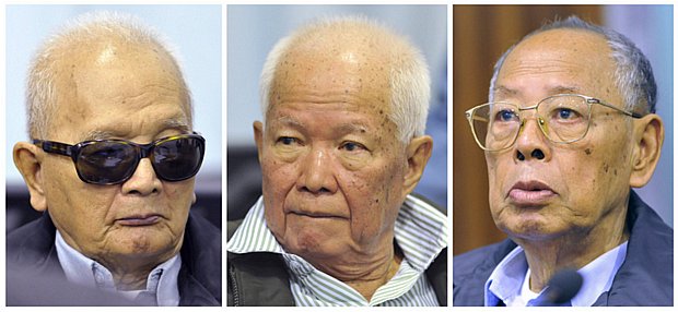 O ideólogo do Khmer Vermelho, Nuon Chea, o chefe de estado, Khieu Samphan, e o ex-ministro de Exteriores, Ieng Sary, que morreu em março deste ano