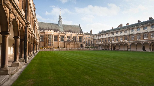 Pátio interno de um dos prédios da Universidade de Cambridge