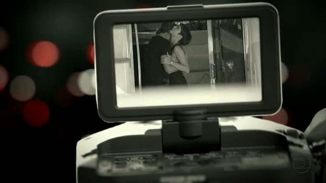 Até a câmera de Lucio (Emiliano D’Avila) foi congelada no capítulo em que ele flagrou Nina e Max no barco