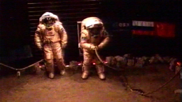 Diego Urbina e Alexandr Smoleevskiy simulam passeio por Marte