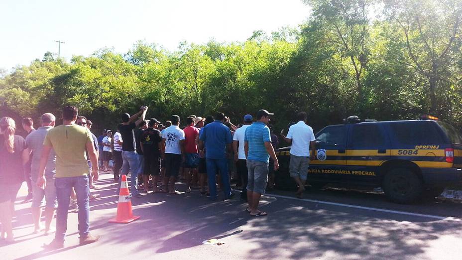 Um caminhoneiro foi morto em São Sepé na manhã deste sábado ao tentar interceptar um caminhão-baú que furou o bloqueio na BR-392, entre São Sepé e Caçapava do Sul, na Região Central do Rio Grande do Sul. Um tumulto envolvendo caminhoneiros e agentes da Polícia Rodoviária Federal se formou no local do incidente