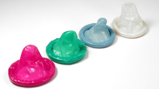 O uso de preservativos durante as relações sexuais é indicado para a prevenção contra DSTs