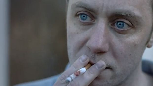 Campanha antitabaco britânica mostra o desenvolvimento do câncer dentro de um cigarro