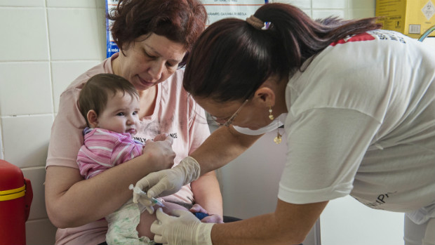 Criança é vacinada durante a Campanha de Atualização da Caderneta de Vacinação, em São Paulo
