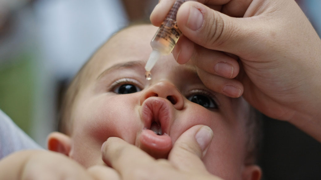Criança participa da campanha de vacinação contra a poliomielite, em São Paulo