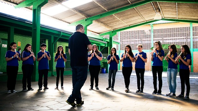 Grupo de flautistas da Presidente Vargas durante ensaio no intervalo de aula. Participação em eventos do município ajudaram a melhorar a auto estima dos alunos.