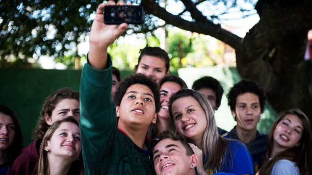 Adolescentes tiram selfie durante o recreio na Presidente Vargas. uso do celular é proibido na escola, mas a direção liberou na hora da foto.