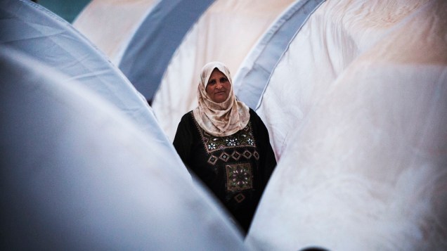 Mulher é vista entre tendas em um campo de refugiados na fronteira com a Turquia, em área próxima ao vilarejo de Azaz, na Síria