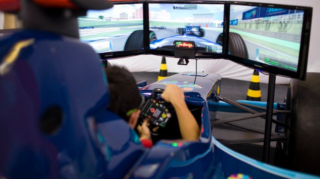 Simulador 4D de carro de Fórmula 1, no primeiro dia da Campus Party no Parque Anhembi, São Paulo
