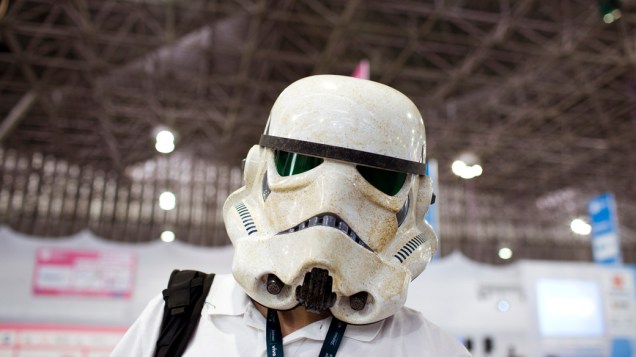 Campuseiro com capacete de personagem do filme Star Wars, no primeiro dia da Campus Party no Parque Anhembi, São Paulo