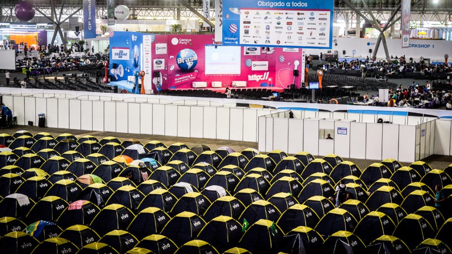 Chegada de participantes para a sexta edição da Campus Party Brasil, no Parque de Exposições do Anhembi, na zona norte de São Paulo, nesta segunda-feira