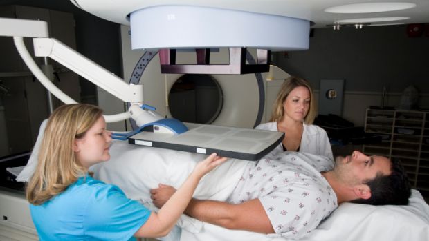 Paciente com câncer de próstata é submetido à radioterapia