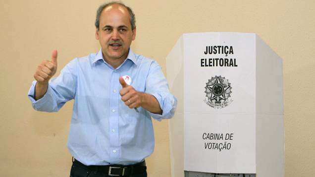  <br><br>  O candidato a prefeitura Gustavo Fruet (PDT), aparece em terceiro lugar nas pesquisas votou na manhã deste domingo em Curitiba