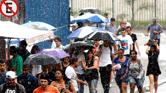 Neste domingo, candidatos aguardam sob chuva a abertura dos portões de local de prova em São Paulo