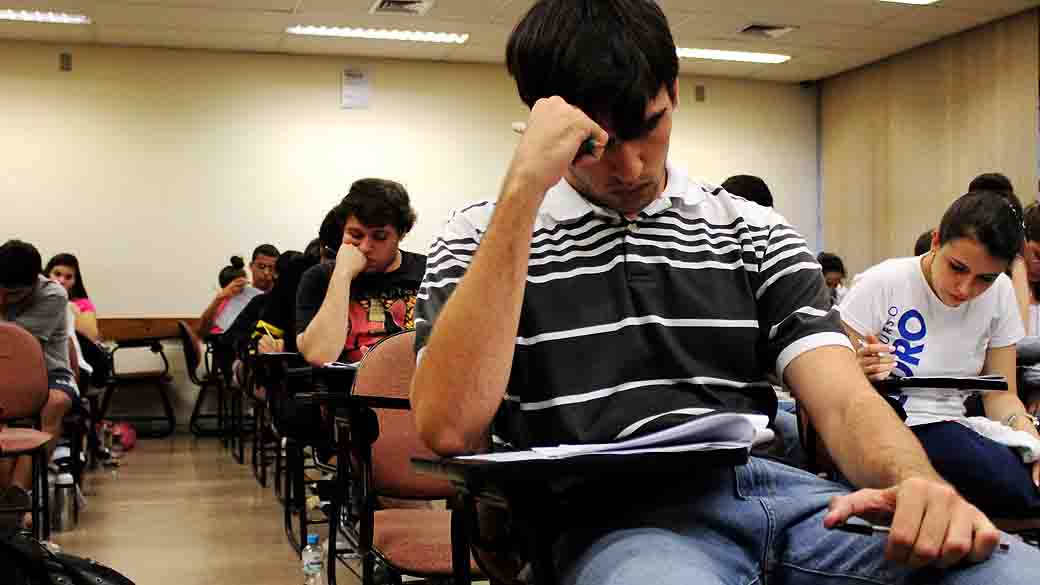 O ProUni oferece bolsas parciais ou integrais em universidades privadas para alunos de baixa renda
