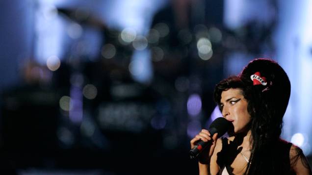 Amy Winehouse apresenta-se em concerto comemorativo aos 90 anos de Nelson Mandela, em 27 de junho de 2008
