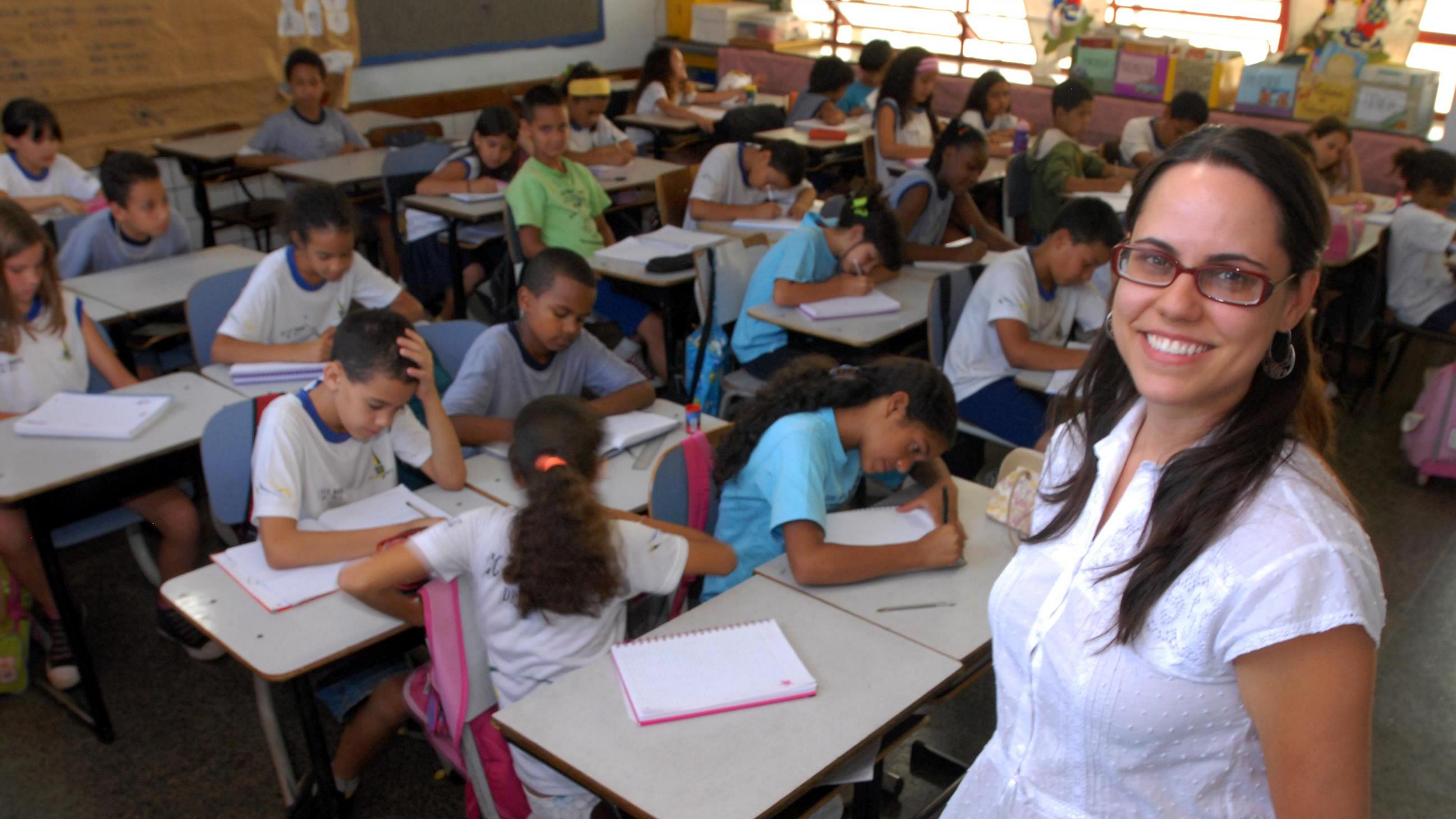 Professores das redes estadual e municipal de ensino também teriam direito à licença remunerada