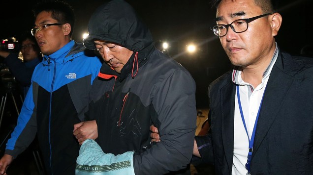 Lee Joon-Seok, capitão da balsa sul-coreana "Sewol", que afundou no litoral do país, é apresentado na delegacia da cidade de Mokpo