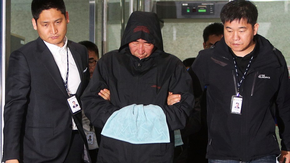 Lee Joon-Seok, capitão da balsa sul-coreana "Sewol", que afundou no litoral do país, é apresentado na delegacia da cidade de Mokpo