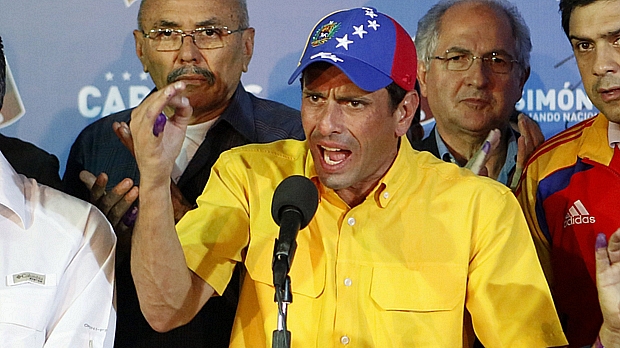 Capriles discursa após divulgação da vitória de Maduro: acusação de fraude