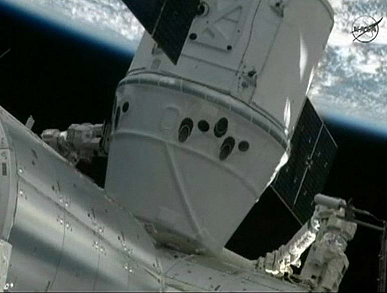 Cápsula Dragon acoplada à ISS