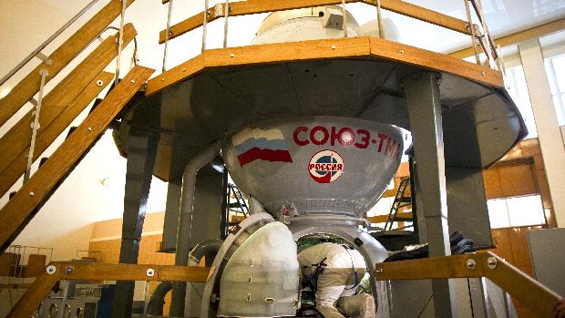Astronauta faz treinamento em um modelo da cápsula russa Soyuz TMA