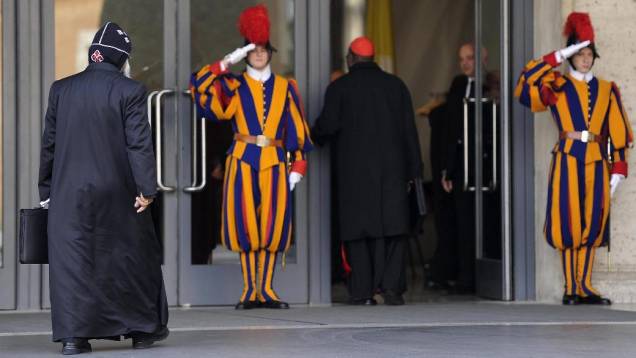 Cardeais chegam à Sala Nova do Sínodo, no Vaticano, para participar, nesta terça-feira, da terceira reunião preparatória para o conclave