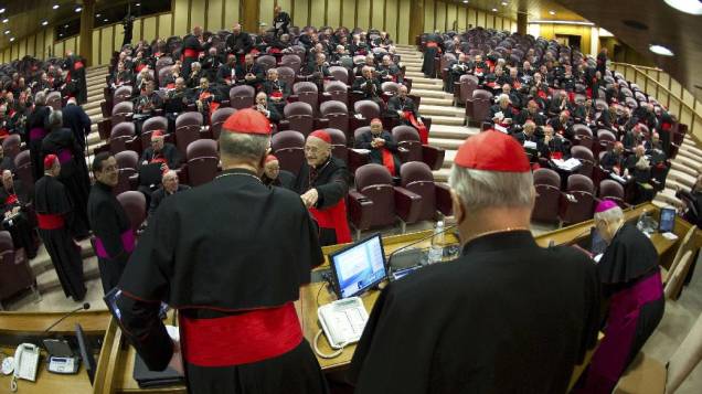 Cardeais participam, na Ala Nova do Sínodo, no Vaticano, de reunião preparatória para o conclave que elegerá o novo papa