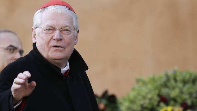 Cardeal Angelo Scola, arcebispo de Milão, chega ao Vaticano, nesta segunda-feira, para participar de reunião na Sala Nova do Sínodo. Ele é um dos nomes mais fortes para a sucessão de Bento XVI