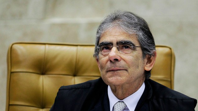 O presidente do STF (Supremo Tribunal Federal), Carlos Ayres Britto, comanda pela última vez, nesta quarta feira (14), o julgamento do mensalão