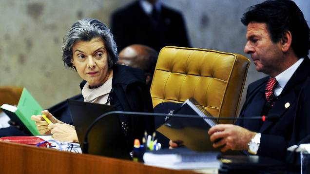 Ministra Cármen Lúcia durante julgamento do mensalão, em 22/10/2012