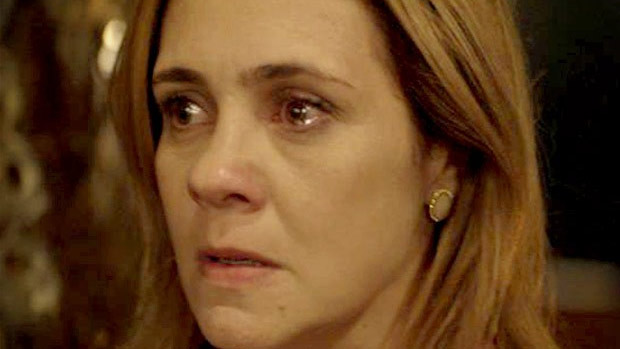 Carminha (Adriana Esteves) fica nervosa ao ver a união do filho Jorginho (Cauã Reymond) com a inimiga Nina (Débora Fallabela)