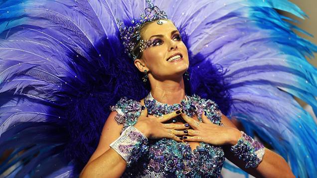 Ana Hickmann durante o desfile da Vai Vai no segundo dia de desfile do Grupo Especial de São Paulo Ana Hickmann durante o desfile da Vai Vai no segundo dia de desfile do Grupo Especial de São Paulo