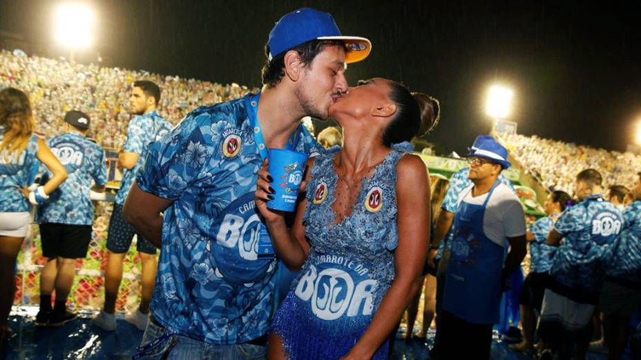 Sabrina Sato e o namorado na Marquês de Sapucaí, no Rio de Janeiro