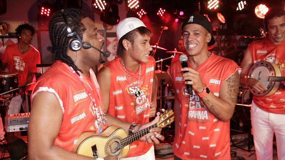 Depois de curtir o Carnaval de Salvador, o jogador Neymar cai no samba na Sapucaí
