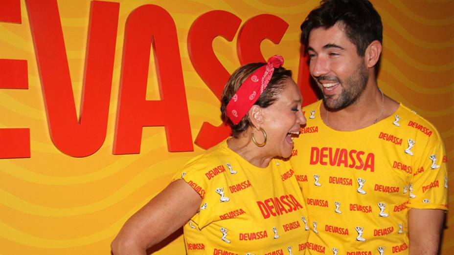 Susana Vieira chega com o namorado Sandro Pedroso ao camarote da Marquês de Sapucaí (RJ)