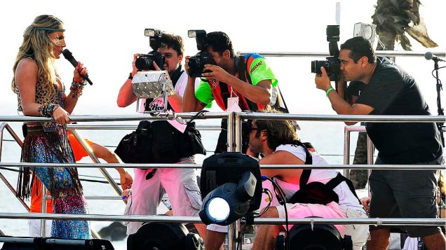 Claudia Leitte posa para fotógrafos em cima de seu trio elétrico no bloco Cocobambu