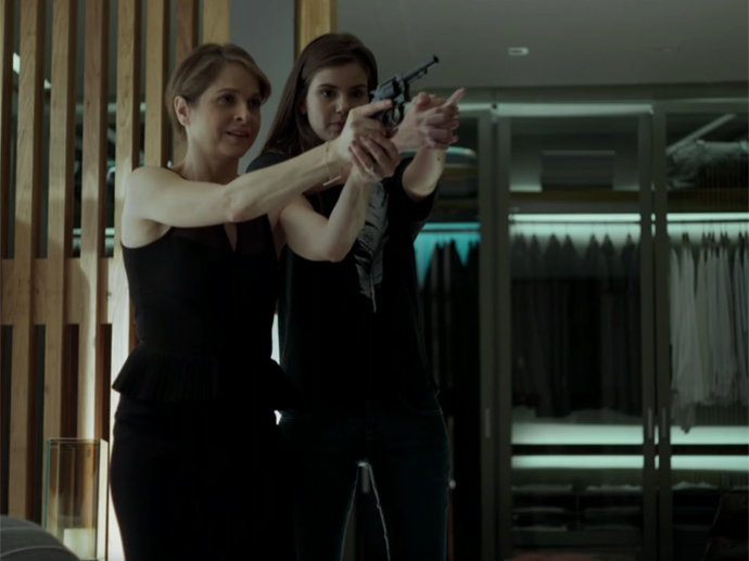 Carolina (Drica Moraes) ensina Angel (Camila Queiroz) a atirar em Verdades Secretas
